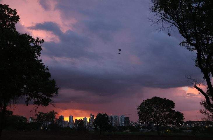 Avanço de frente fria combina sol e probabilidade de chuvas nesta